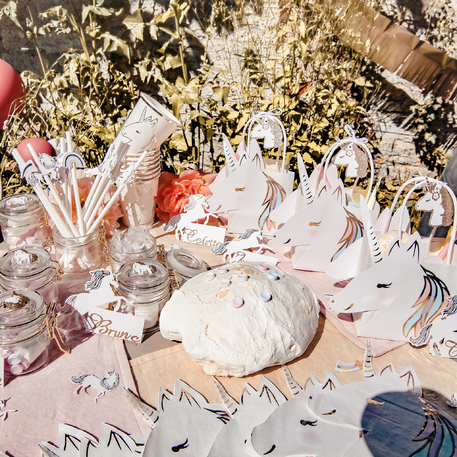 8 ASSIETTES LICORNE PASTEL ET OR 21.5X23CM – Image 2