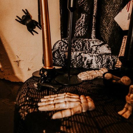 BOUGEOIR TÊTE DE MORT RÉSINE NOIR ET OR 4 X 3,8 CM – Image 3