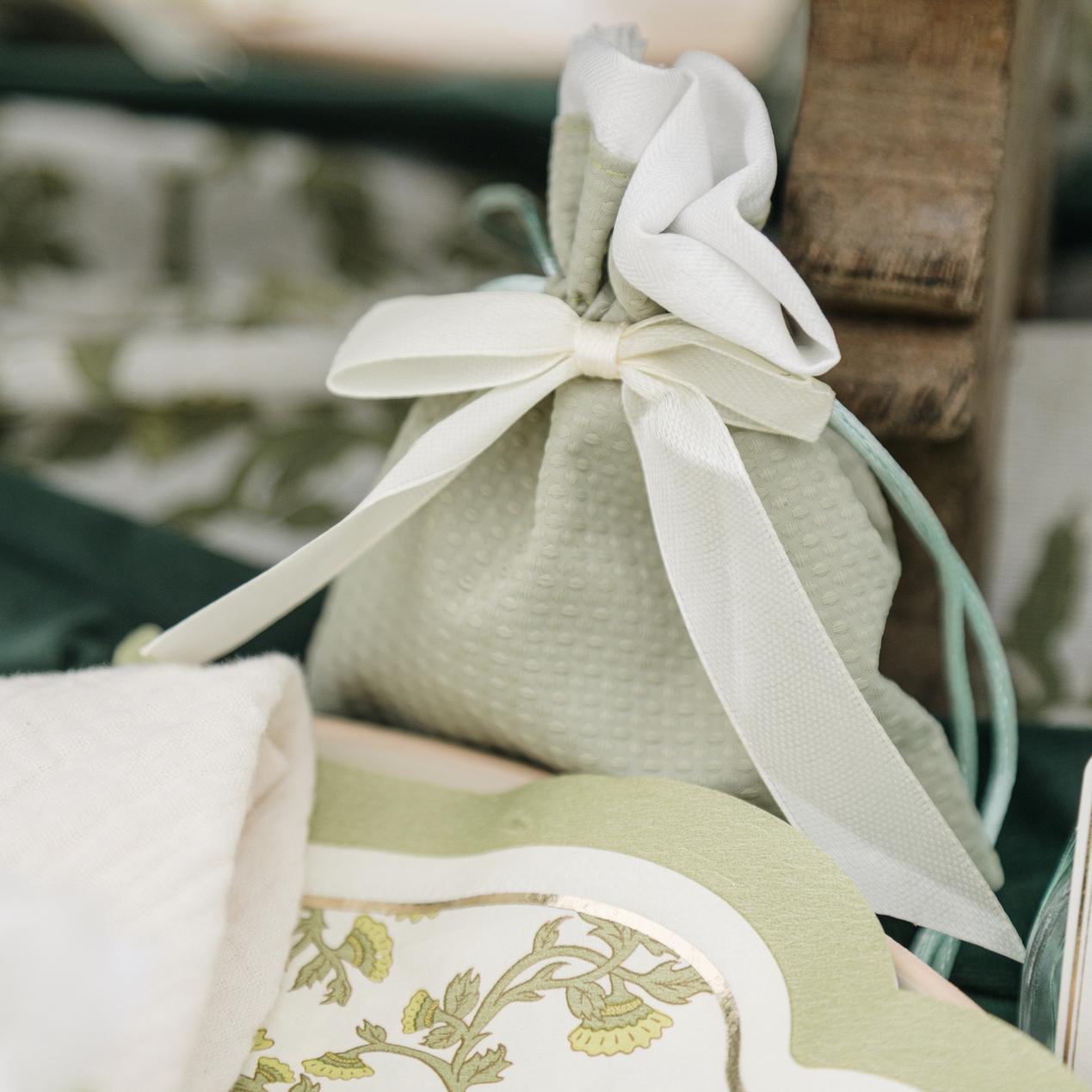POCHON TISSU GAUFRÉ ET NŒUD SATIN VERT DE GRIS ET BLANC – Image 2